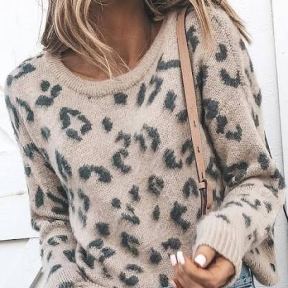 Abercrombie & Fitch Sweaters - Abercrombie & Fitch Leopard print sweater